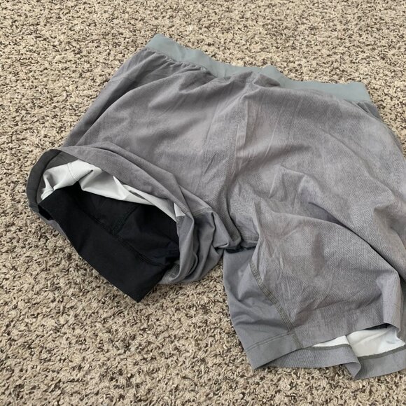 Lululemon Mens Gray Athletic Shorts With Inner Liner Size L - Picture 4 of 8
